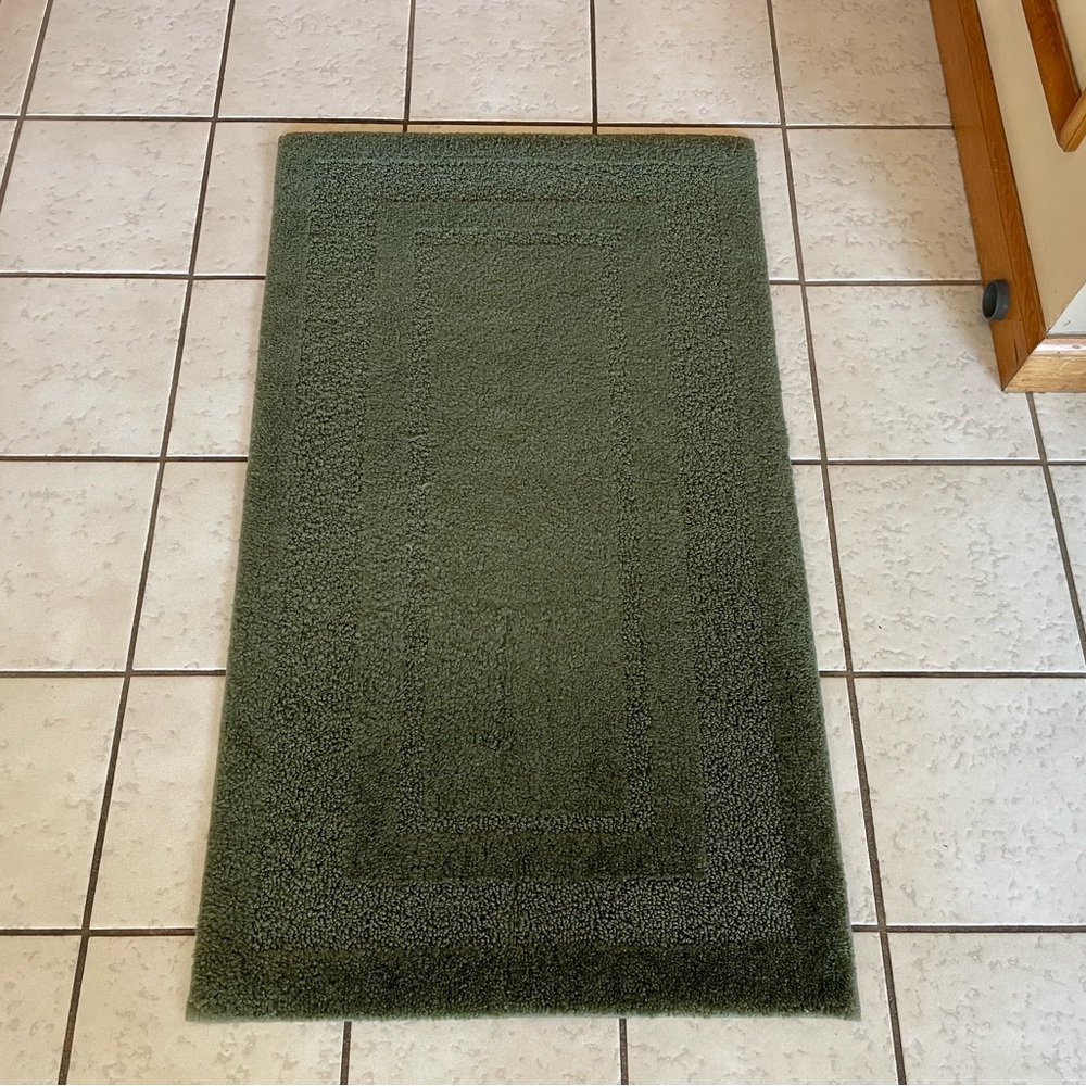 20”x34” Forest Green Racetrack Bathmat / Rug - Picture 2 of 7